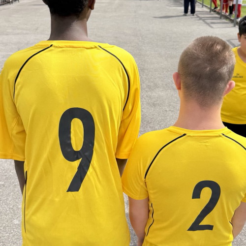 Zwei Fussballer von hinten
