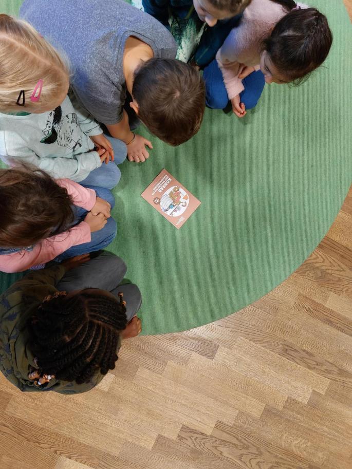 © Michaela Mairer Kinder betrachten die Einladung zum Theater