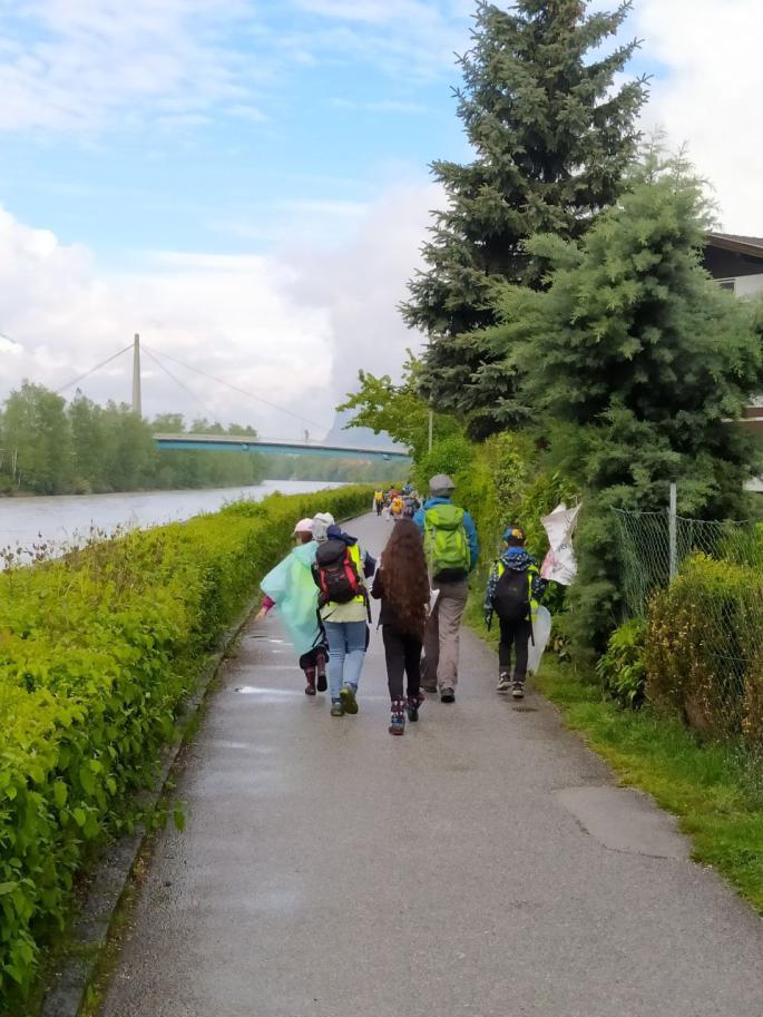 Kinder sammeln Müll bei der Innpromenade