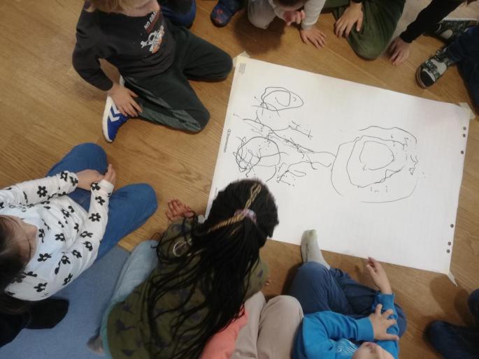 © Gabriele Hofer Kinder betrachten ein entstandenes Bild des Teambuilding
