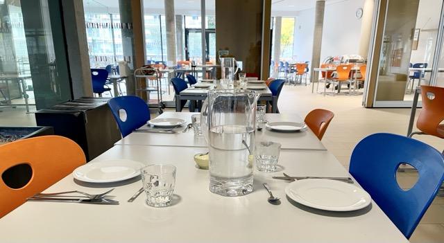 Bild vom gedeckten Mittagstisch